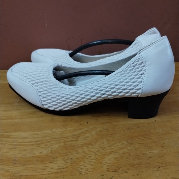 NWT comfort well by beacon women's white size 6m stretch pumps - Picture 5 of 7